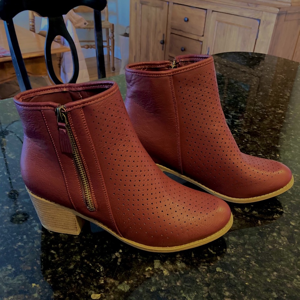 Stylish Women’s Maroon Bootie